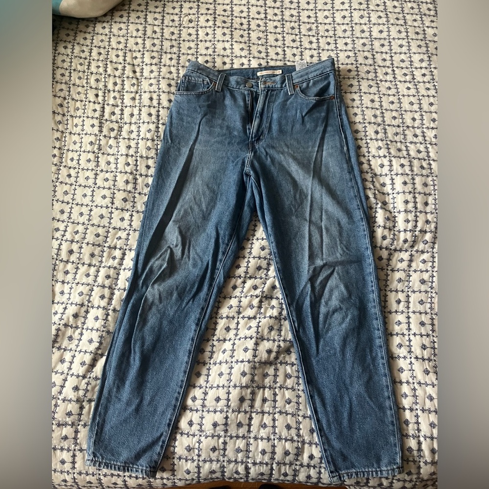 Levi’s high waisted mom jeans